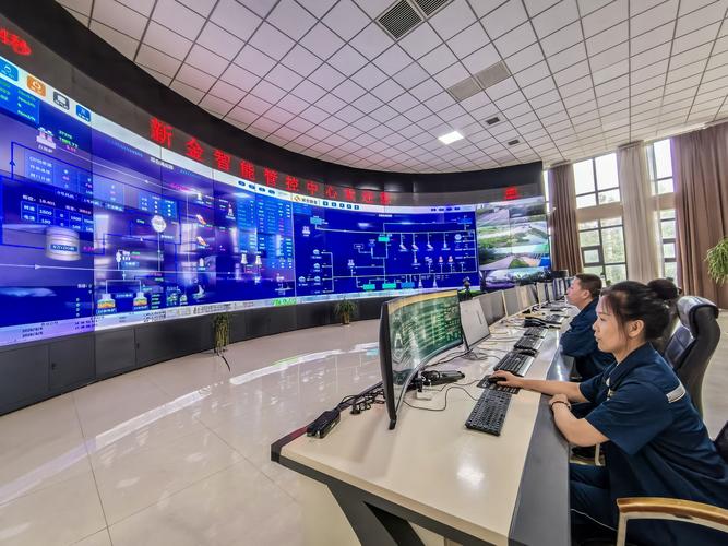 位于武安市的河北新金钢铁,工作人员在智能管控中心监控设备